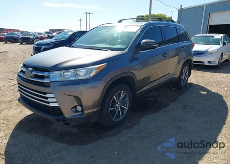 2018 Toyota Highlander Xle z USA, uszkodzony, nr VIN 5TDJZRFH9JS555040